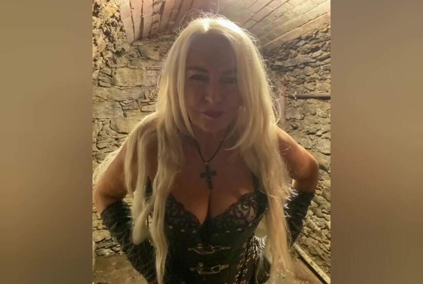 Stiefel Sklave! ...alte zerrissene Stiefel der Herrin von Scarlet-von-Kortess