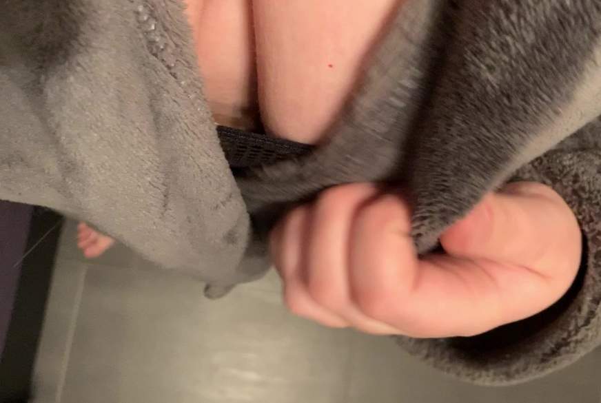 Busenmaus84: geiler Titten F**k mit dem Dildo