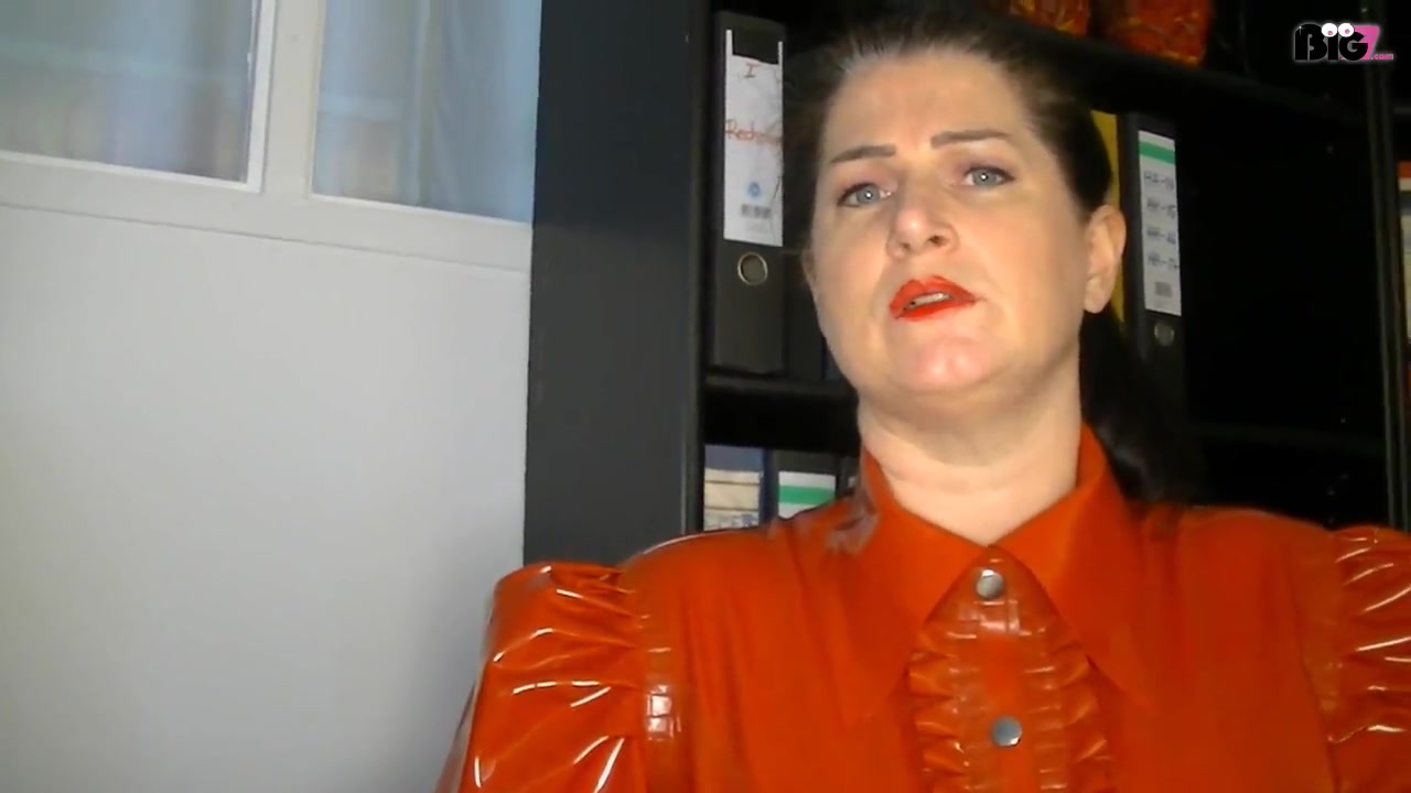 komm folge mir auf dem Rundgang durch die Sklavenagentur....einer der Haupzimmer ist das Untersuchungszimmer von Frau Dr. Alles Inbegriffen....von Analuntersuchungen bis Atemreduction....was mochtest Du erleben