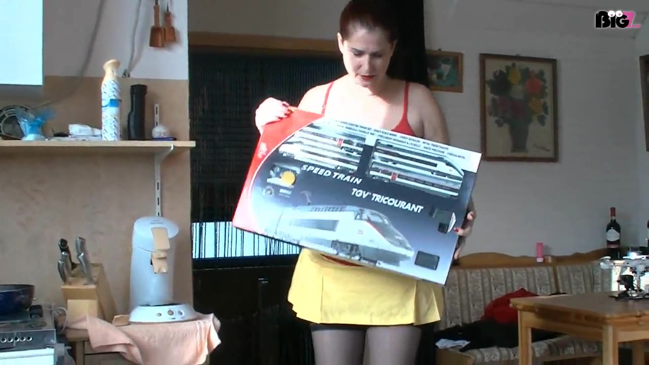 Crushing TVG User Wusch...vielen Dank an meinem User der mir diesen tollen TGV schickte um für Ihn ein Video der besonderen Art zu drehen...auspacken und den Zug crushen...das mache ich doch gerne...erstmal auspacken und aufbauen ..da wird es mir ganz schön heiß