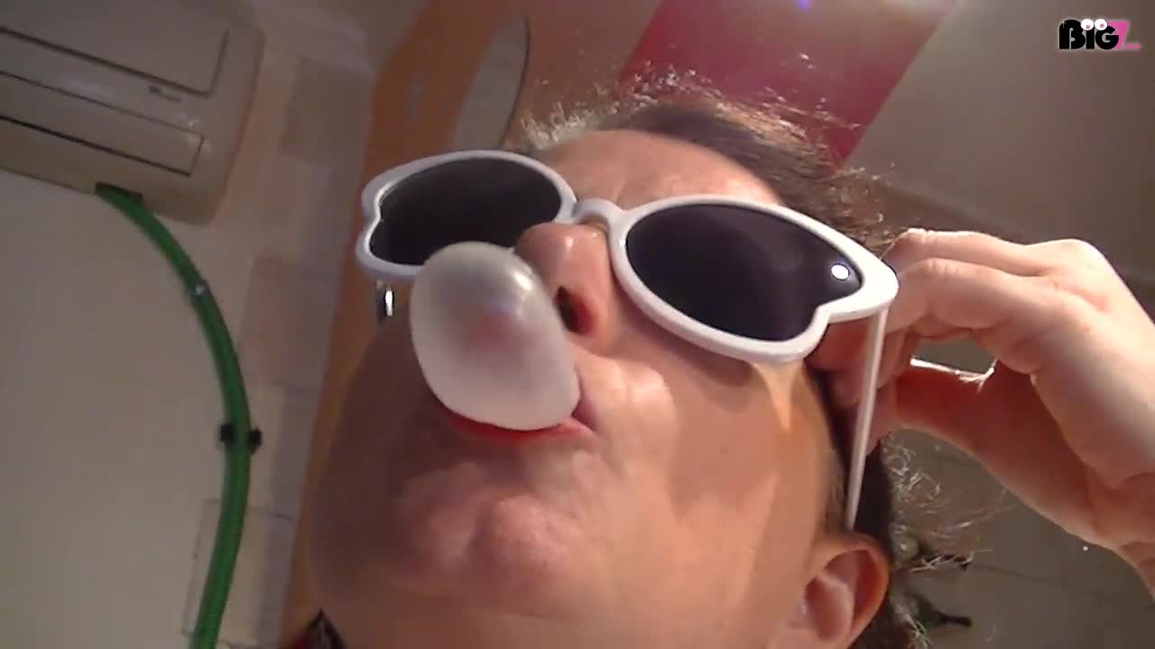 mmmm lecker .. magst du auch Kaugummi ??
Ich kau Ihn nur für Dich .... und mache geile Blasen ..