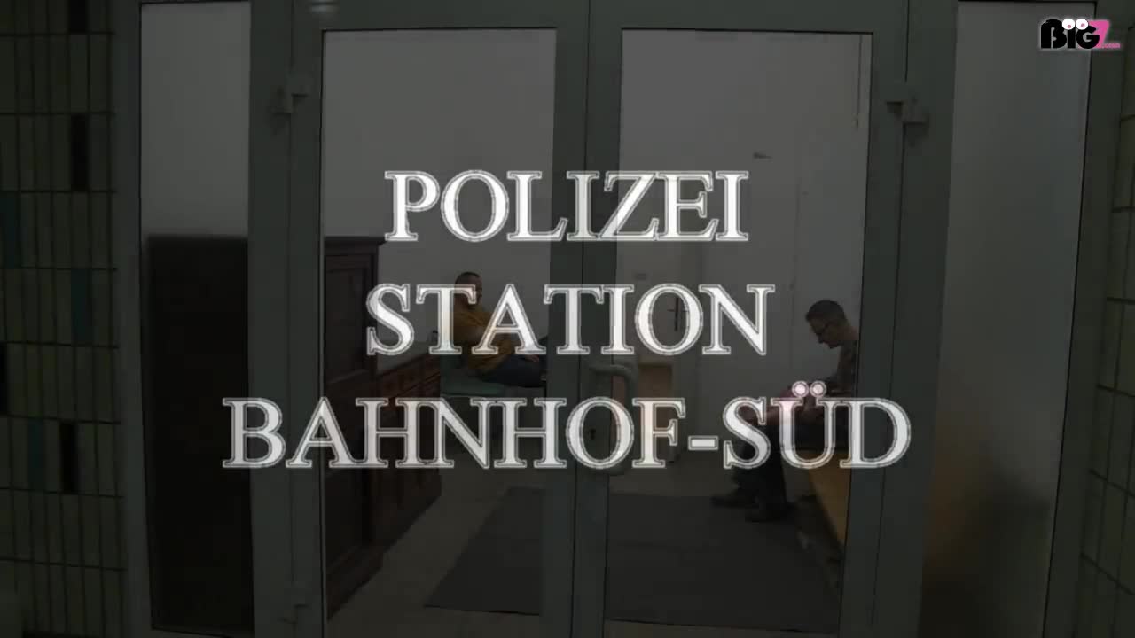 Polizei Station Bahnhof Süd mit meiner Kollegin von der Sitte griffen wir wieder so einen perversen Typen auf...trieb sich immer vor dem Damen WC rum und zeige zeigen Schwanz..diesmal hatten wir Ihn....also könnte er Ihn uns diesmal zeigen...hmmm...nicht schlecht..wollen wir mal sehen ob er nicht nur grosse Sprüche sagen kann ...und er ließ sich von uns beiden nicht einschüchtern und zug den Schwanz ein...sondern im Gegenteil...also ließen wir ihn mal machen