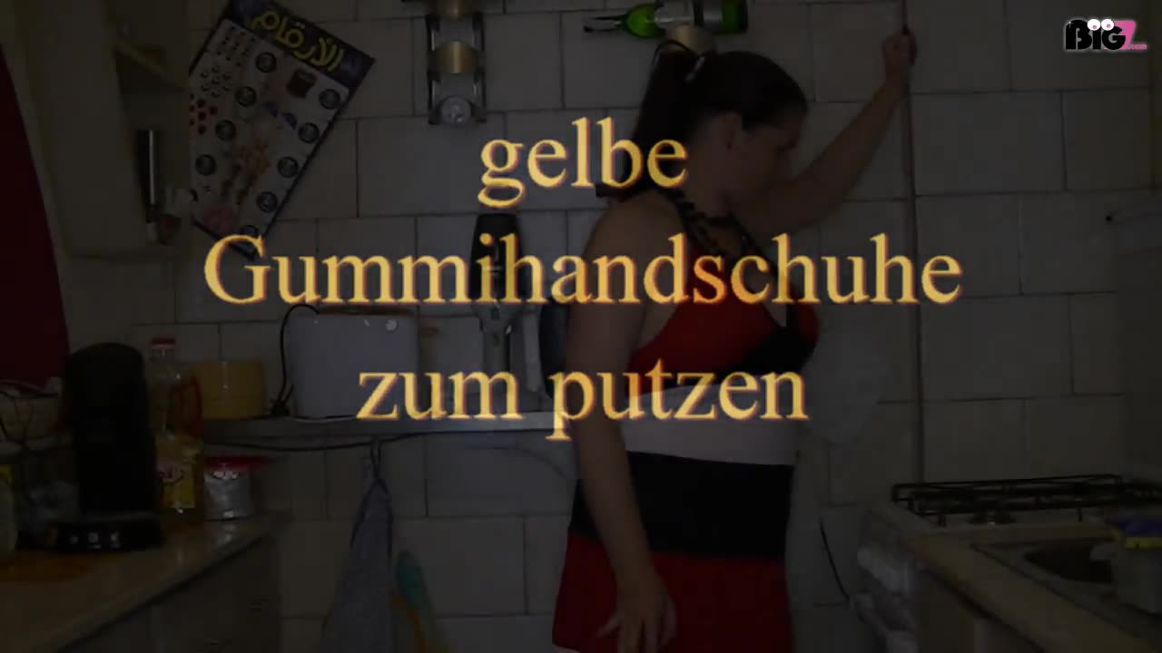 gelbe Gummihandschuhe zum putzen mag Du das Gefühl der GMMIHANDSCHUHE..so wie ich...komm schau mir beim putzen zu...ein geileas Fetish Video