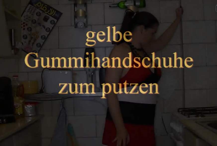 gelbe Gummihandschuhe zum putzen von MegaTitten pic1