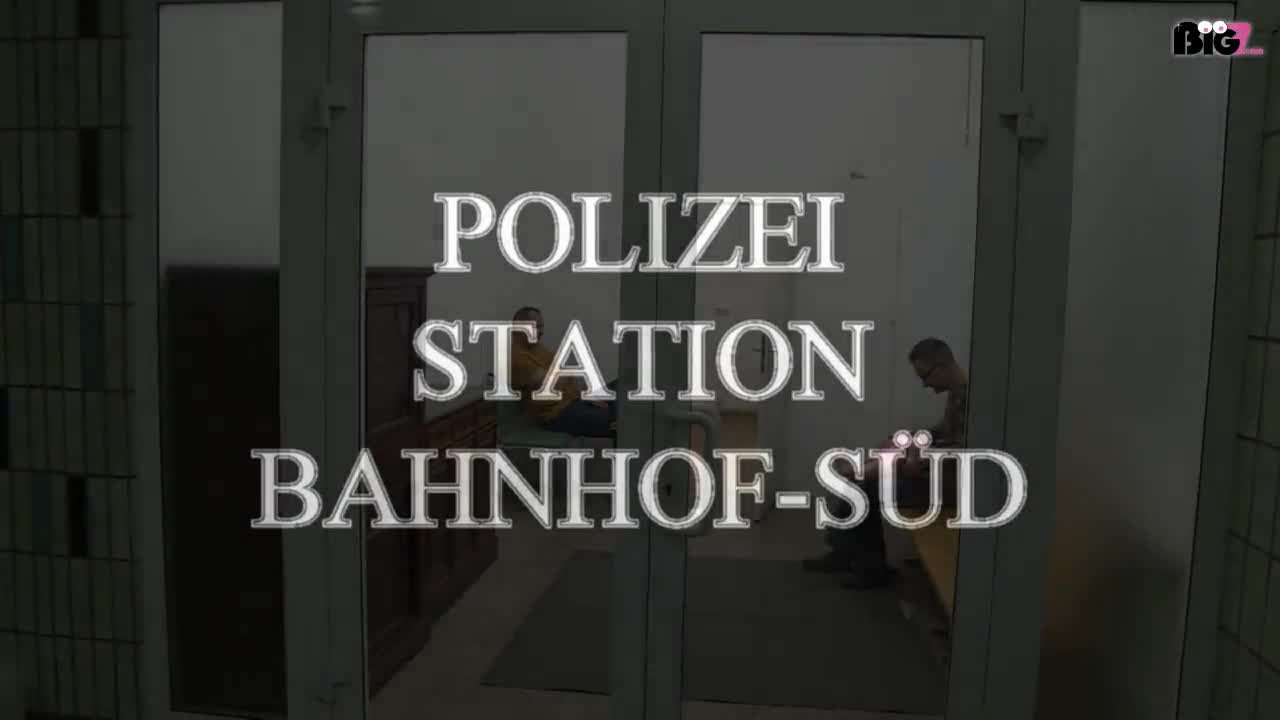 Polizei Station Bahnhof Süd mit meiner Kollegin von der Sitte griffen wir wieder so einen perversen Typen auf...trieb sich immer vor dem Damen WC rum und zeige zeigen Schwanz..diesmal hatten wir Ihn....also könnte er Ihn uns diesmal zeigen...hmmm...nicht schlecht..wollen wir mal sehen ob er nicht nur grosse Sprüche sagen kann ...und er ließ sich von uns beiden nicht einschüchtern und zug den Schwanz ein...sondern im Gegenteil...also ließen wir ihn mal machen
Ähnliche Videos