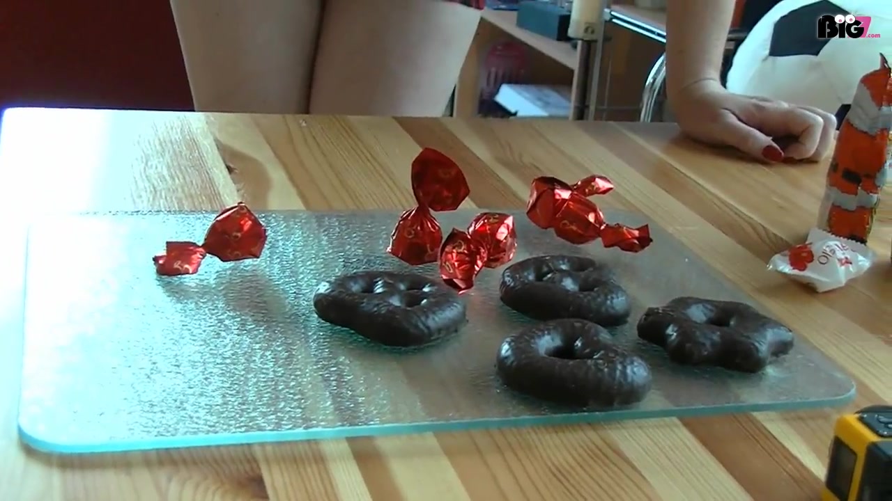 User Wunsch vor Weihnachten...Crushing Action mit dem süßen Weihnachtsnaschereien....wieder mit vollem Einsatz....Titten,Arsch und Heels...geil klein gemacht ..Mundgerecht