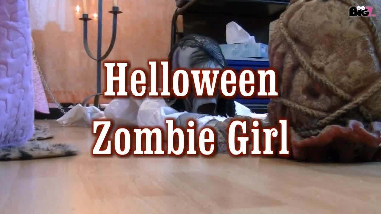 Helloween Zombie Girl Helloween..heute ist eine geile Party..also schnell mein Zombie Kostum angezogen...sich zurecht gemacht und gleich geht es los...schnell meinen Zombie Begleiter Edgar ( grins ) angekettet..omg alleine der Gedanke macht mich so geil...also bevor ich gehe..schnell mal vor dem stöhnenden und kriechenden Zombie LED Augen meine nasse heisse Pflaume abreiben...ahhh nun kann es los gehen...ohne Höschen damit ich immer bereit bin..grins