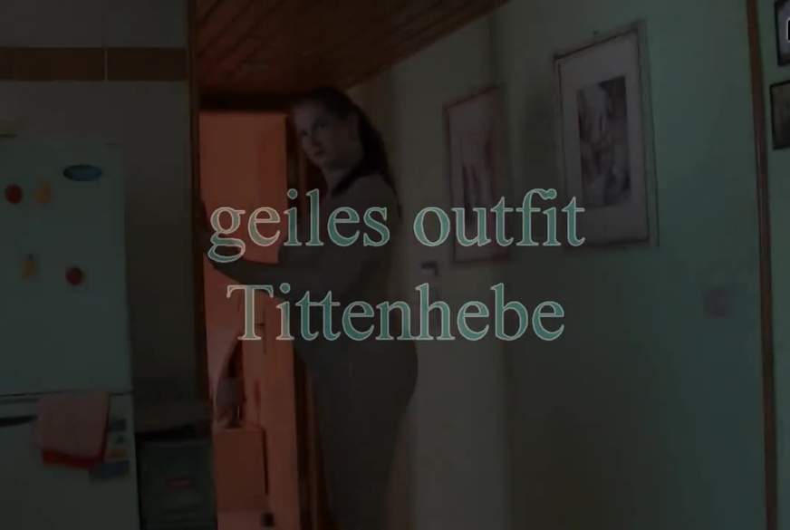 geiles outfit Tittenhebe von MegaTitten pic1