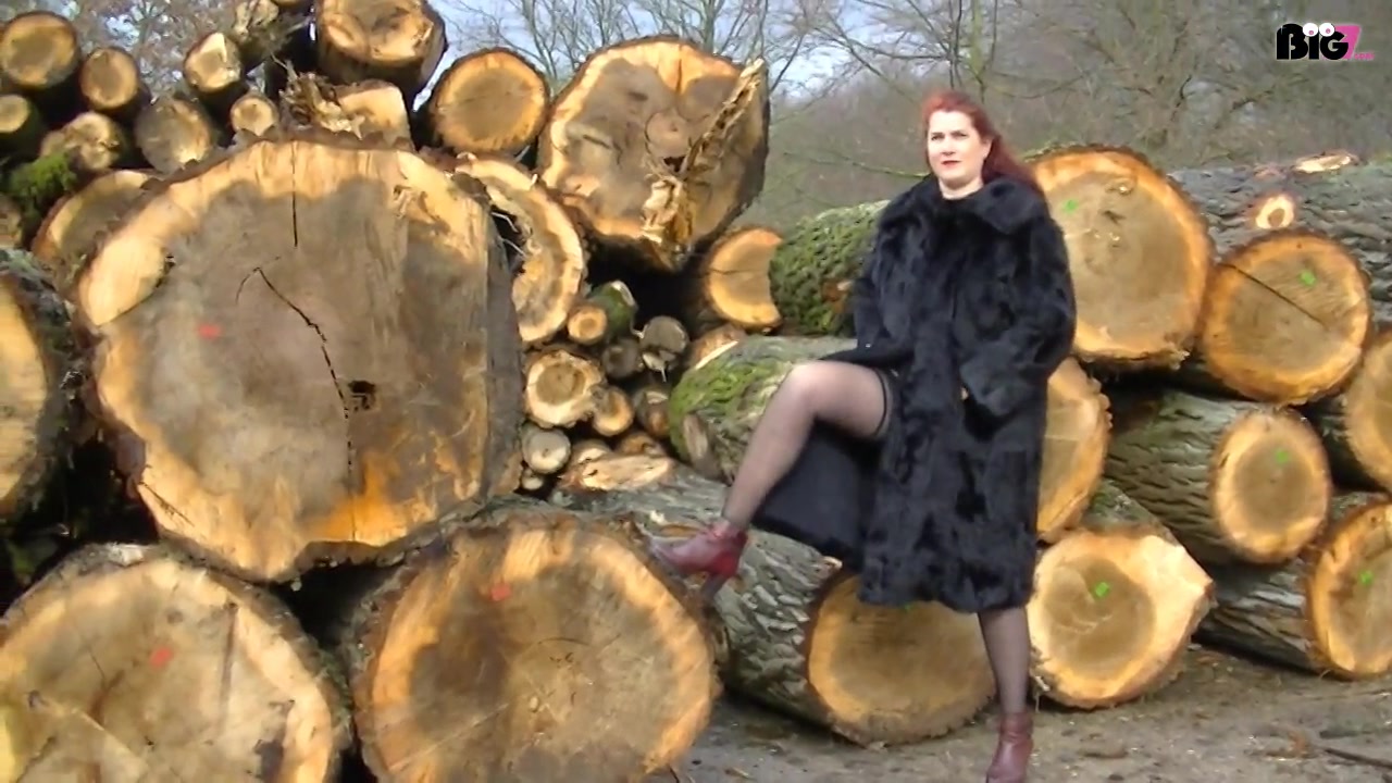 was habe ich wohl unter dem pelzmantel an outdoor..was denkst du wenn du mich so sieht...was ich wohl unter dem pelz anhabe..oder..kiomm ich zeig es dir