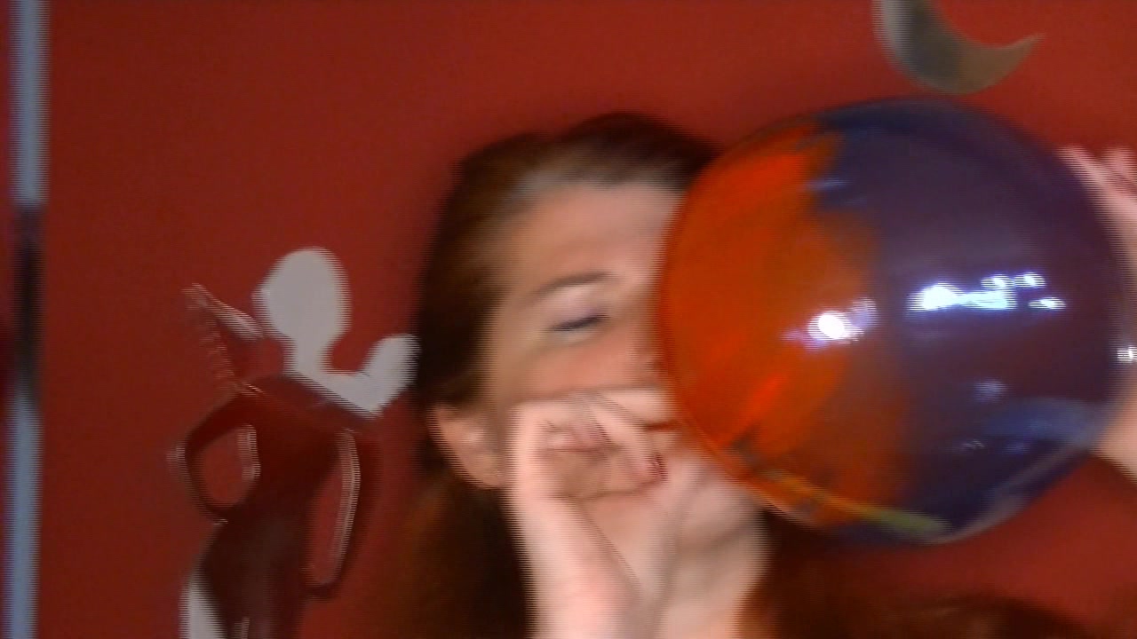 geile Spielerrei..schön mit dem Latexmaterial rumgesaut..nicht nur kelien Balloonies gemacht sondern dann auch das Zeuge auf die Titten gelegt..grins..aber nicht nur das