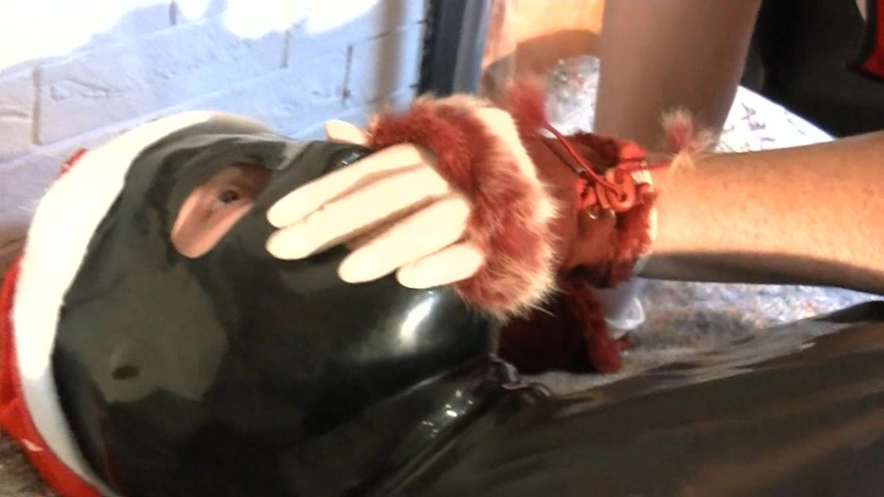 Fetish in den Händen der Latex Queen 2 omg wie geil er zappelte...er noss es in meinen den zu sein...immer lauter stöhnte er aber das sollte er ja auch....und dann ...aber seht selber