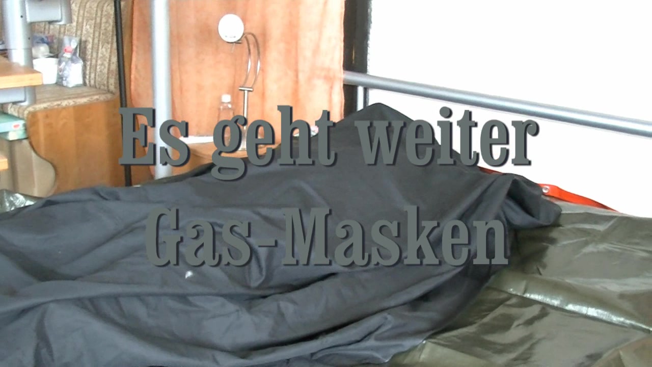 es geht weiter - Gasmasken ich liebe Latex und Gasmasken..und einen willigen Sklaven der bereit ist sich zu unterwerfen...so amcht es richtig spass, wenn er zappelt und stöhnt