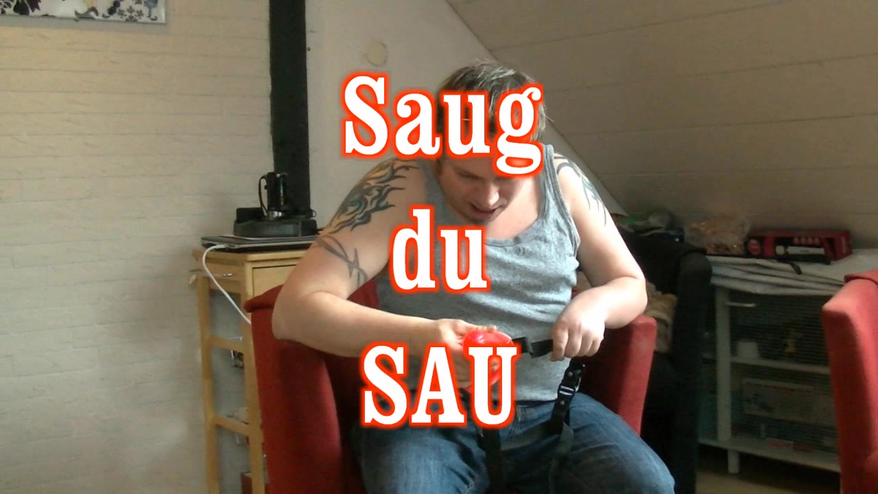 saug du SAU komm und saug an meinem Strapon, ich schiebe Ihn dir tief in den Rachen, ja wie gefällt Dir das...mach Ihn schon nass, damit ich später Deinen Arsch ficken kann