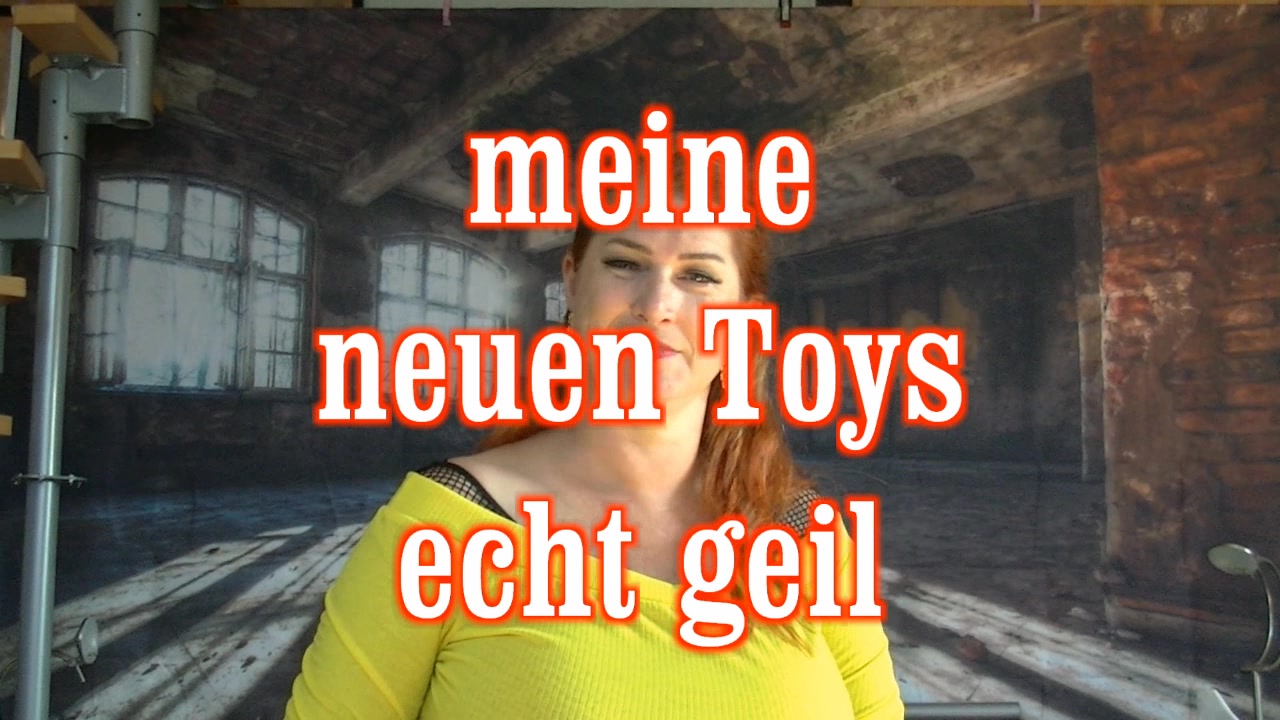 meine neuen Toys ich habe viele neue Spielsachen, heute stelle ich Euch meine Zwangsjacke vor, wer von uns beiden soll sie als erstes anziehen DU oder ICH..da kommen geile Fantasien in den Kopf oder...aber die nächsten Spielsachens ind genau so geil..eine Melkmaschine, ein Hochfriquenz Stimulatior, eine Fickmaschine und ein Niedervolt-Elektro-Sortiment...aber heute erstmal die Zwangsjacke kom und schau Dir das Video an und schreib mir Deine Fantasien