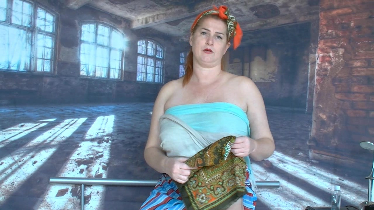 ahh ist das geil...sich mit Tücher über den Körper zu streicheln...sich damit meine die heisse nasse Spalte zu reiben...frindest Du nicht auch...wäre es nicht geil wenn ich Dich damit abwichsen würde