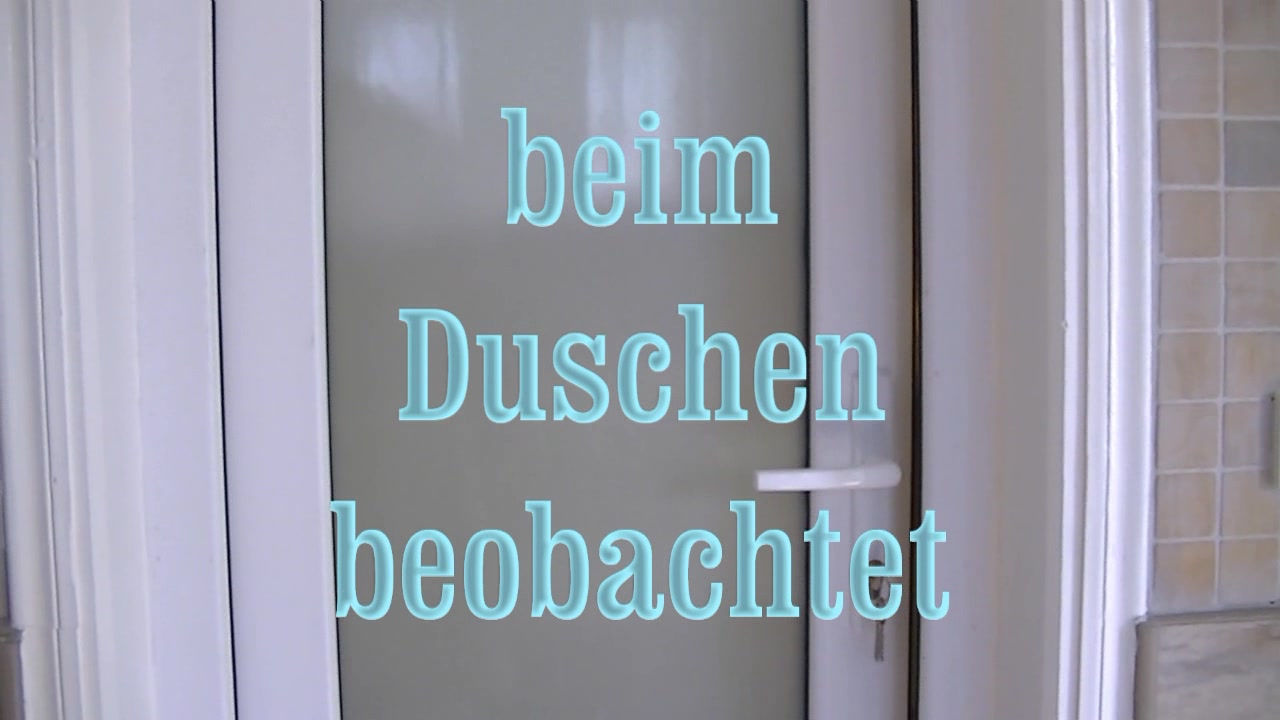 beim duschen beobachtet kaum war ich in der Dusche..schlich sich die geile Sau wieder rein und schaute mir zu...und diesmal hatte er seine Kamera dabei...schau Dir an was ER sah