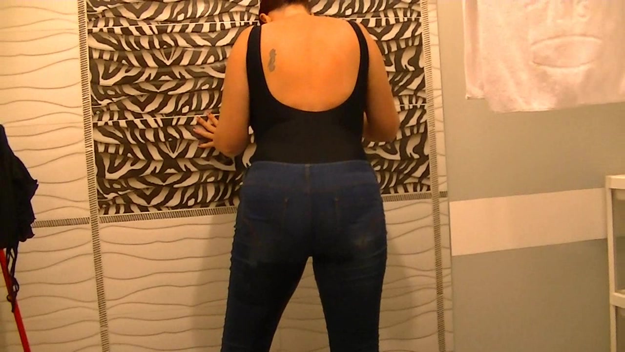 Badeanzug unter der Dusche Duschen..erstmal die Jeans aus.und dann den Badeanzug...ahh das tut gut...was fehlt...bist DU..