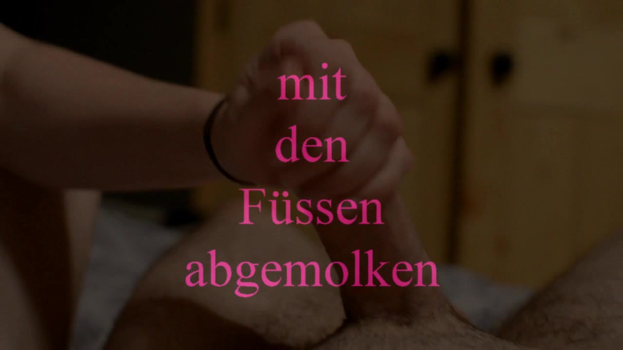 mit den Füssen abgemolken uhii..so macht es doch auch mal Spass...erst mit der Hand angewichst und dann mit den Füssen den Kerl abgewichst...würde dir das auch gefallen