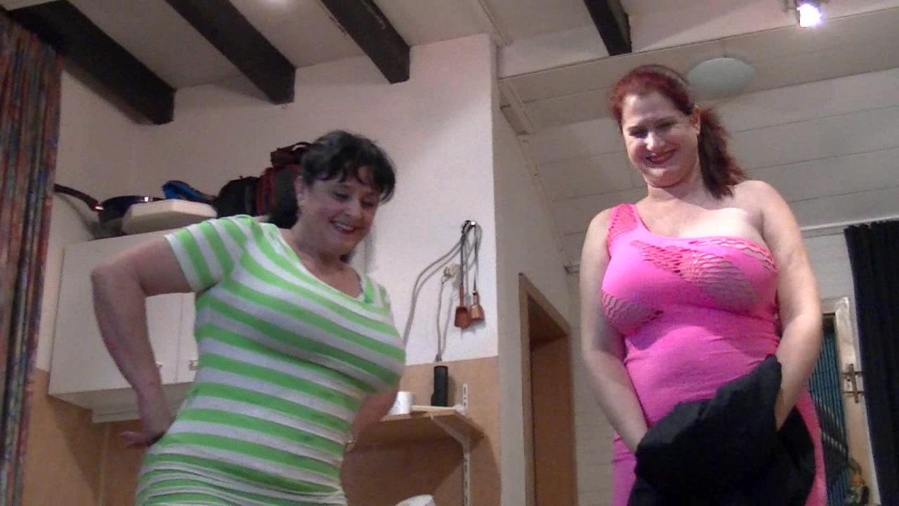 meine geile Freundin u besuch und schon testeten wir meine neue Fickmaschine...OMG was für ein geiles Gerät und ein versauter Anblick...2 geile Frauen mit grossen Titten und geilen Aufsätze in den Mösen