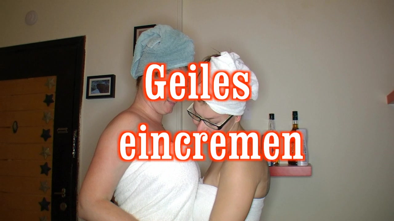 eincremen - die Hände meiner Freundin ohh nach dem Duschen sich gegenseitig eincremen...den jungen Körper meiner Freundin zu berühren und sich berühren zu lassen...was für ein geiles Gefühl...