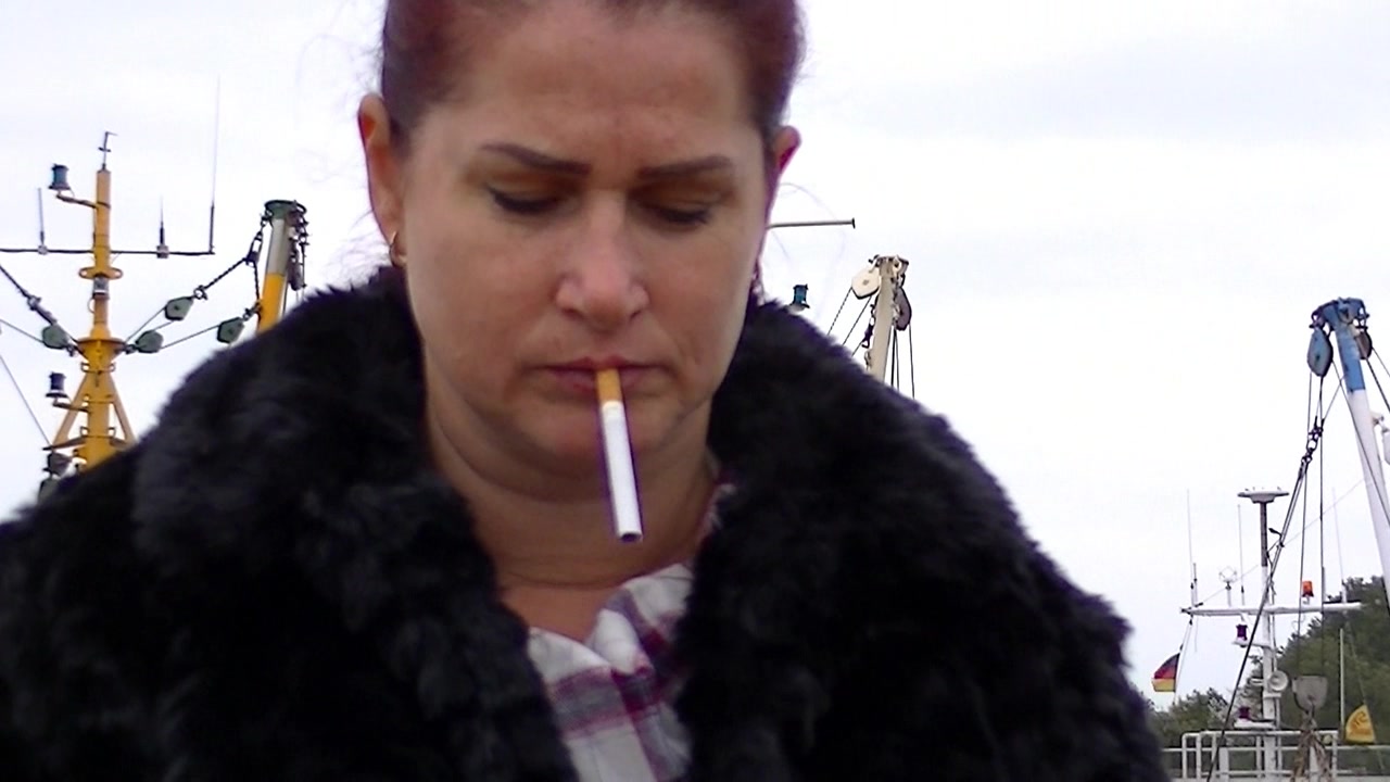 Hafenschlampe geil am Hafen spazieren gehen und rauchen..hier suche ich mir meine geilen Ficker