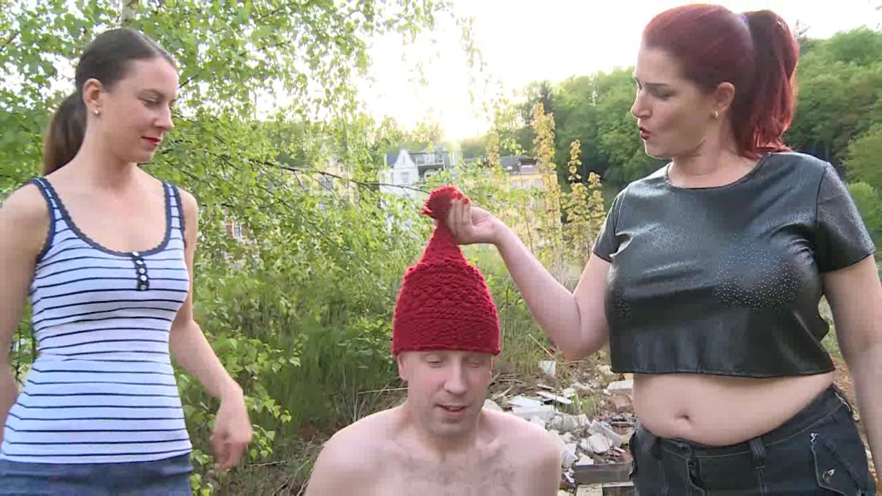 ohh jeder kann sehen was du für ein Würstchen bist..nackt sitzt du draussen vor uns und läßt dich von uns anpissen...und das gefällt dir sogar...