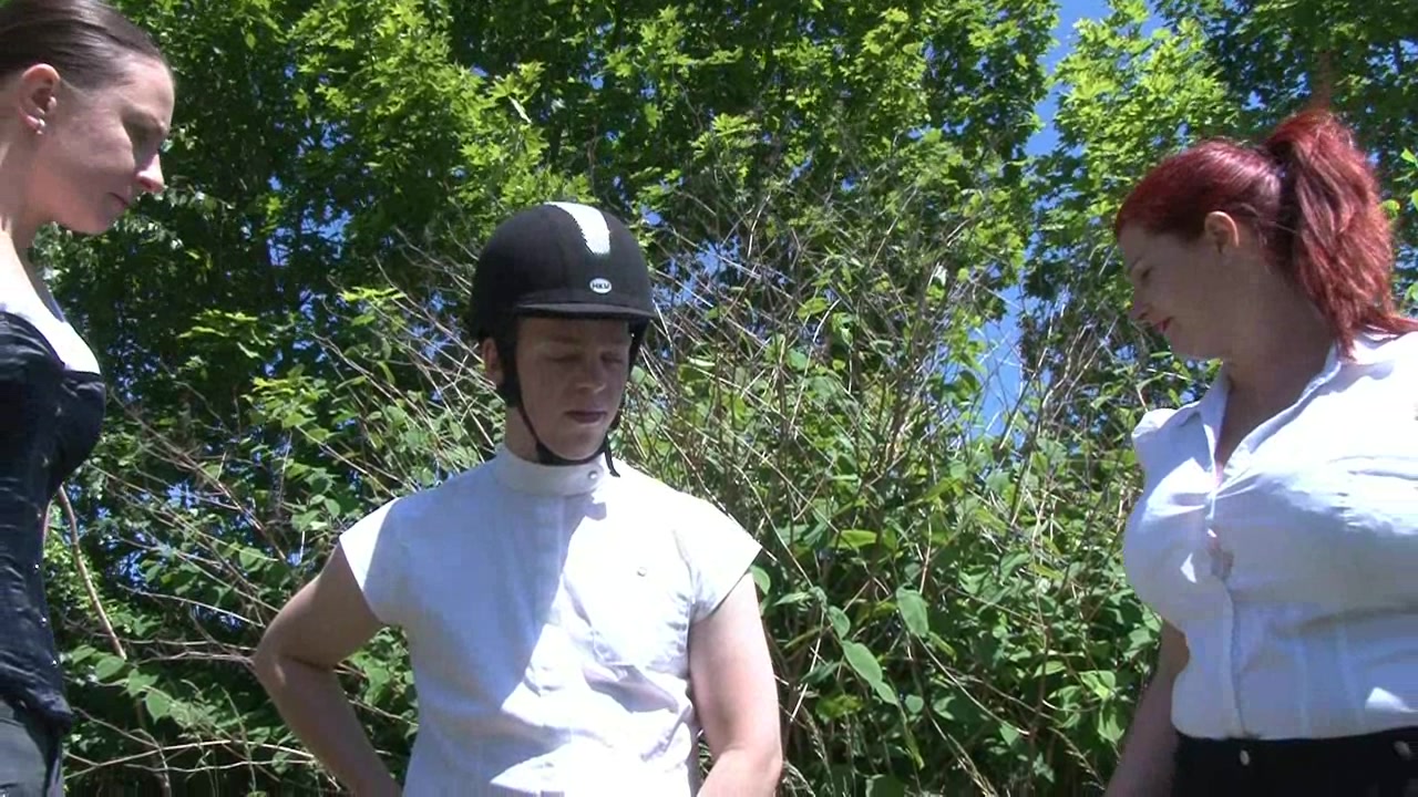 ohh da war der junge Kerl wieder in seinem Reiteroutfit...und als er uns sah..pisste er sich in die Hose...was für ein Ferkel...ich denke sagte ich zu meiner Freundin..werden wir ihn zu unseren Pferdchen machen..komm her..los Hose runter und bück