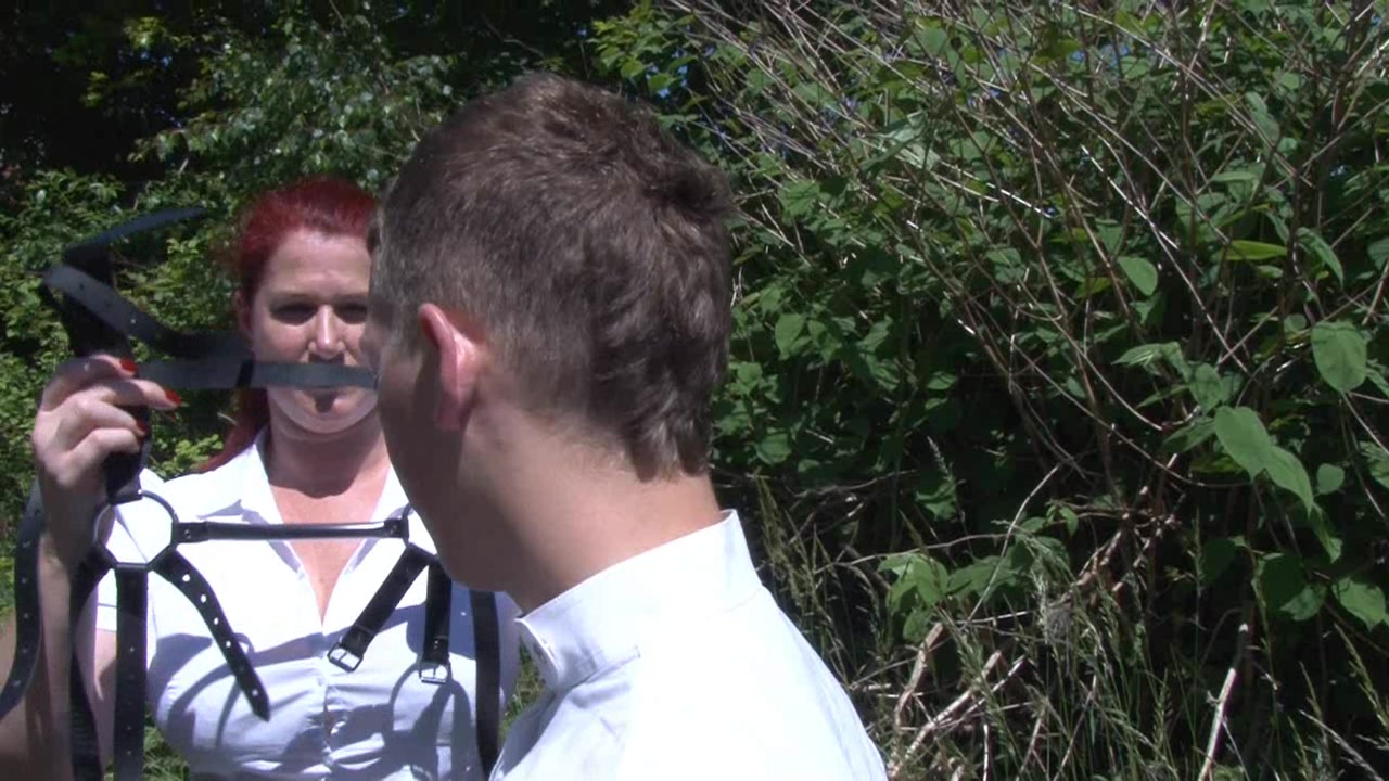 Mein Pferdchen ohh da war der junge Kerl wieder in seinem Reiteroutfit...und als er uns sah..pisste er sich in die Hose...was für ein Ferkel...ich denke sagte ich zu meiner Freundin..werden wir ihn zu unseren Pferdchen machen..komm her..los Hose runter und bück