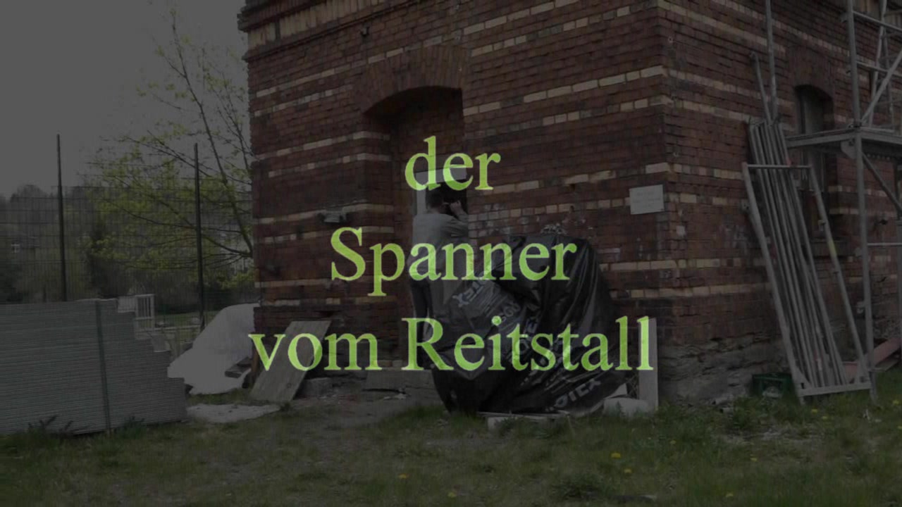 der Spanner vom Reitstall da war er und spannte wieder...aber diesmal sollte er uns kennen lernen..ein Tritt in seine !! grins..und schon lag er uns zu Füssen...genaug richtig um auf Ihn rum zu trappen ...was wird ihm eine lehre sein