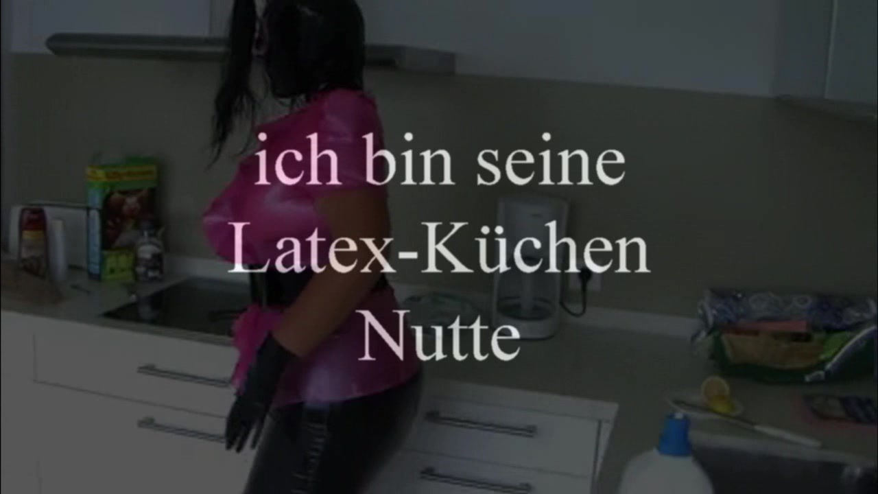 ich bin seine Latex-Küchen-Nutte er liebt es mich in Latex zu sehen..wie eine geile Nutte..und schon darf ich seinen Schwanz blasen...hmmmm