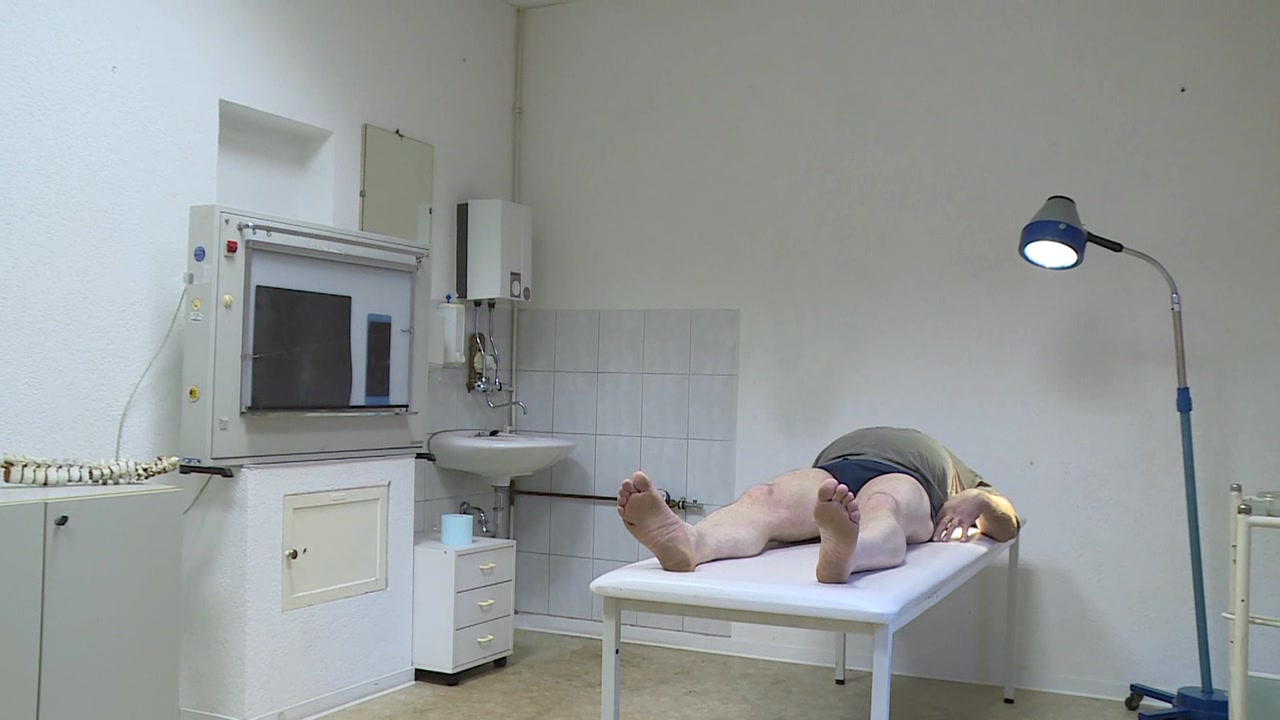 ein Kerl den sie uns in die Krankenstation brachten...Kreislaufprobleme...ohh das bekommen wir wieder in den Griff...und schon stieg sein Kreislauf...mal sehen wie Standfest er bleibt