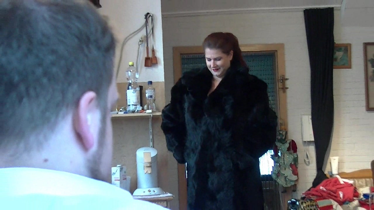 ein geiler Pelzmantel zum ficken..wie geil das ist,,,,da lasse ich mich gerne ficken wenn ich auf ihm liegen darf