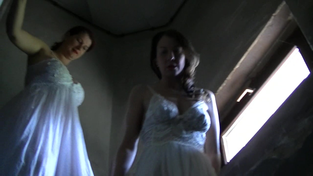 unschuldig - geile Lesben im Keller leise und unschuldig schlichen wir uns in den Keller um dort unsere geilen versauten Spiele zu machen,...versaut leckten wir unsere heuten Spalten und fingerten uns..wir sind heisse Lesben..doch niemand darf das wissen