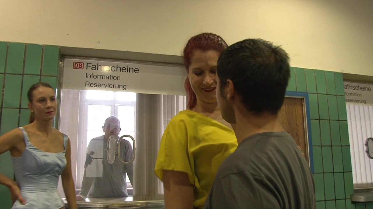 ausgenutzt ich war mit meiner Freundin unterwegs und wir wollten mit der bahn nach Hause fahren ... aber leider fehlt uns was Geld ... also haben wir einen Typen im Bahnhof gefragt ob er uns helfen kann .... wir haben dann das Ticket bei im in Naturalien abbezahlt ... wow was für ein geiler kick so public