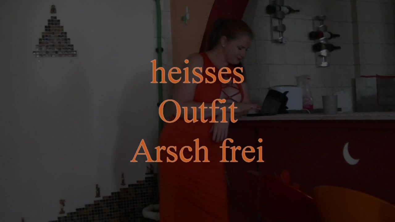 heisses outfit - Arsch frei ein geiles Kleid...von vorne züchtig aber von hinten der Knaller...der Arsch ist in seiner ganzen Pracht zu sehen