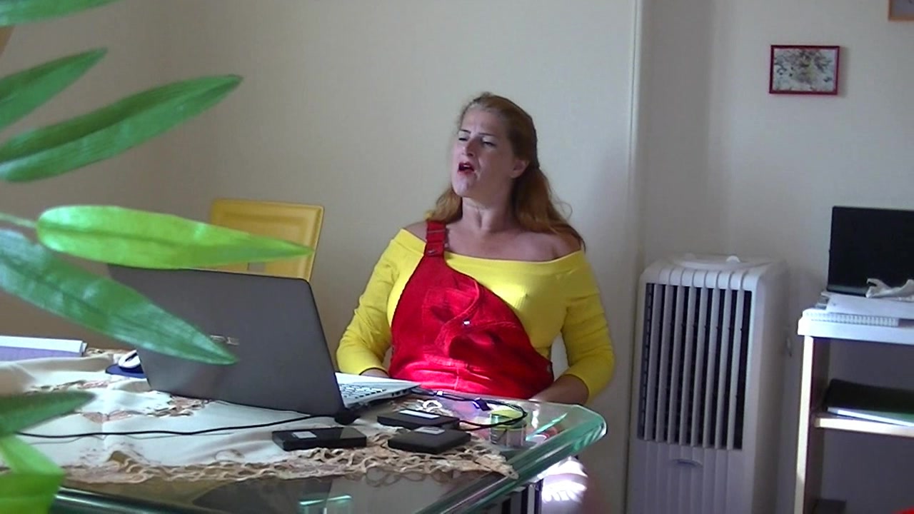 komm in meine Cam und ich zeige Dir viele geile und versaute Sachen...na..gefallen Dir meine fetten Euter...und schau Dir meinen Arsch an...siehst du meine heisse Fotze