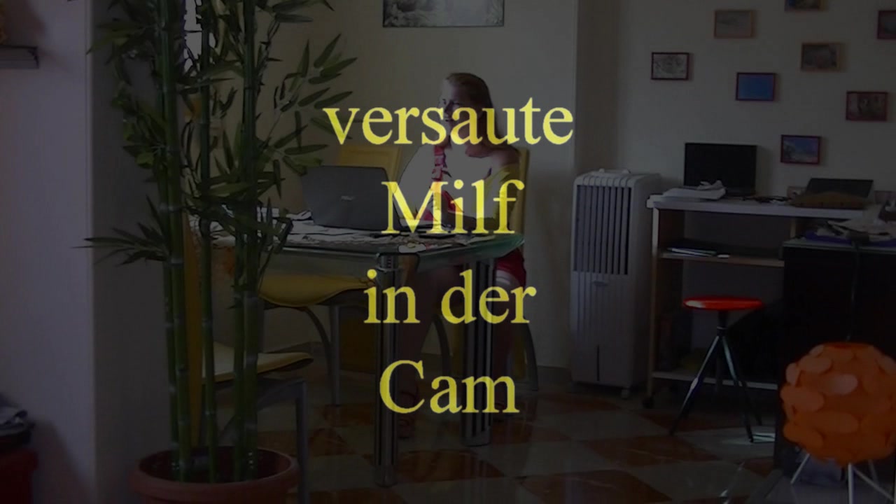 versaute Milf in der Cam komm in meine Cam und ich zeige Dir viele geile und versaute Sachen...na..gefallen Dir meine fetten Euter...und schau Dir meinen Arsch an...siehst du meine heisse Fotze