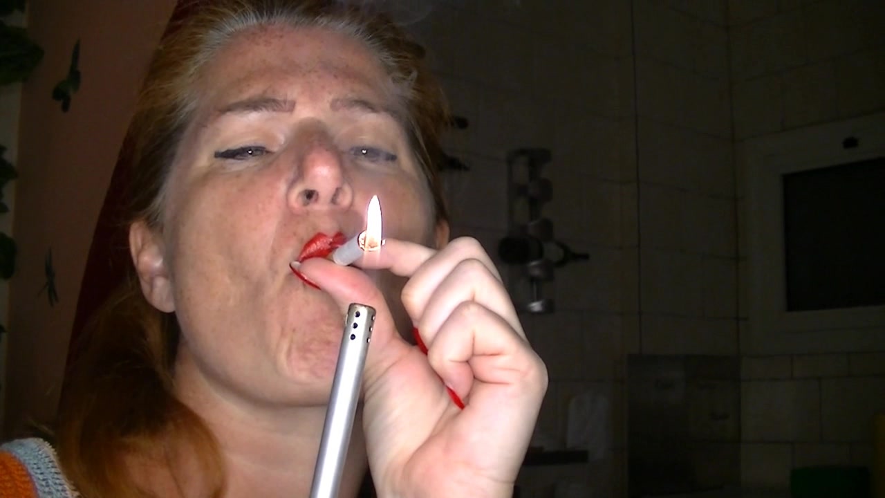 schau..zu Hause habe ich das sagen...ich bin die Hausfrau..erstmal rauchen..und relaxen...wer will mir da reinreden...und geil schaue ich alle male aus..ohne BH und Höschen,,,immer bereit jemanden ran zu lassen