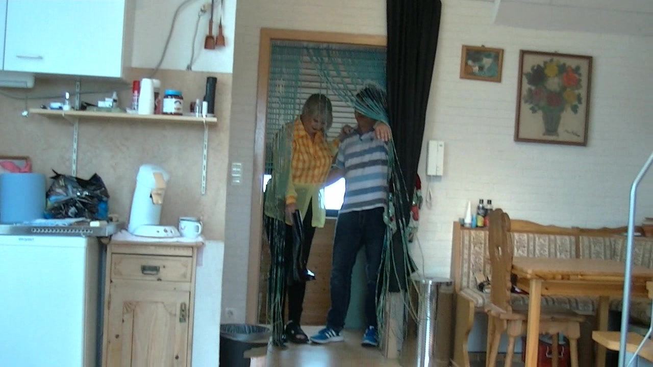 von Pferd gefallen und der nette Typ half mir nach Hause zu kommen....ich glaub ich sollte Ihm auch was gutes tun...und es lenkt vom Schmerz ab..also Ihm mal meine Titten gezeigt und schon lief alles wie von selber..grins