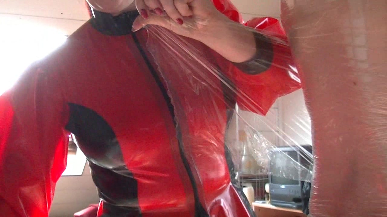 mmm gleich 2 geile Sachen zusammen ... Latex Sklave und Balloons ... 
Ih erst schön Fixieren und dann schön mit Luftballons