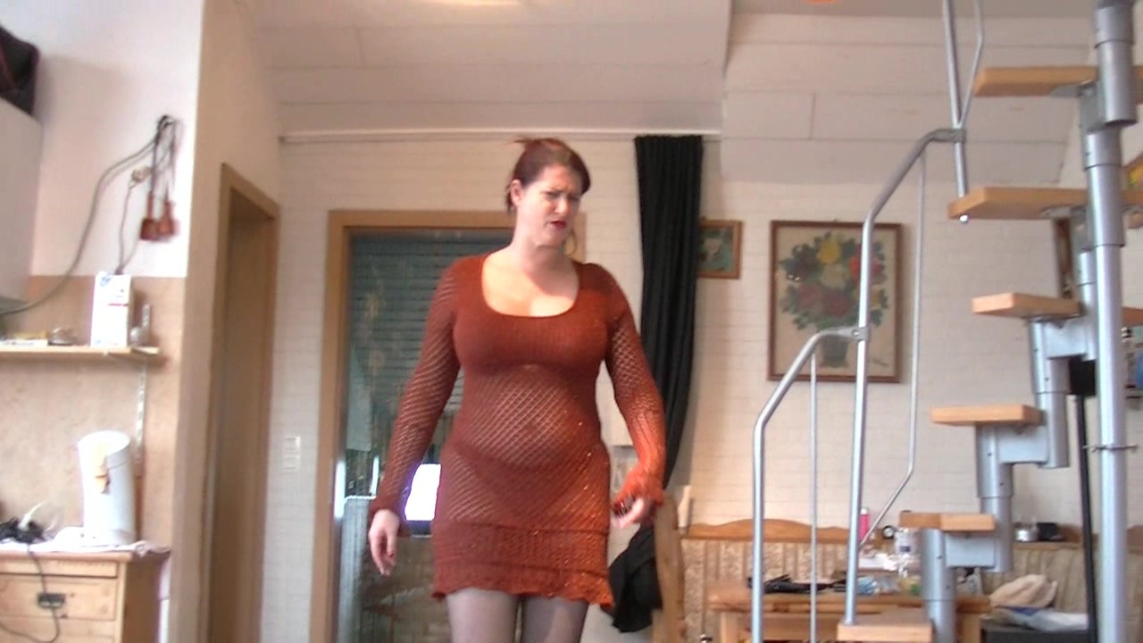 die Sau lag mal wieder faul rum..kein Job,keine Wohnung..also machte eres sich wieder mal bei uns breit...und wie immer schaute er Pornos..was für eine geiler Sack..und heute liess ich Ihn mal an meine dicken Titten..das wollte er schon immer mal..also zeig mal was zu kannst