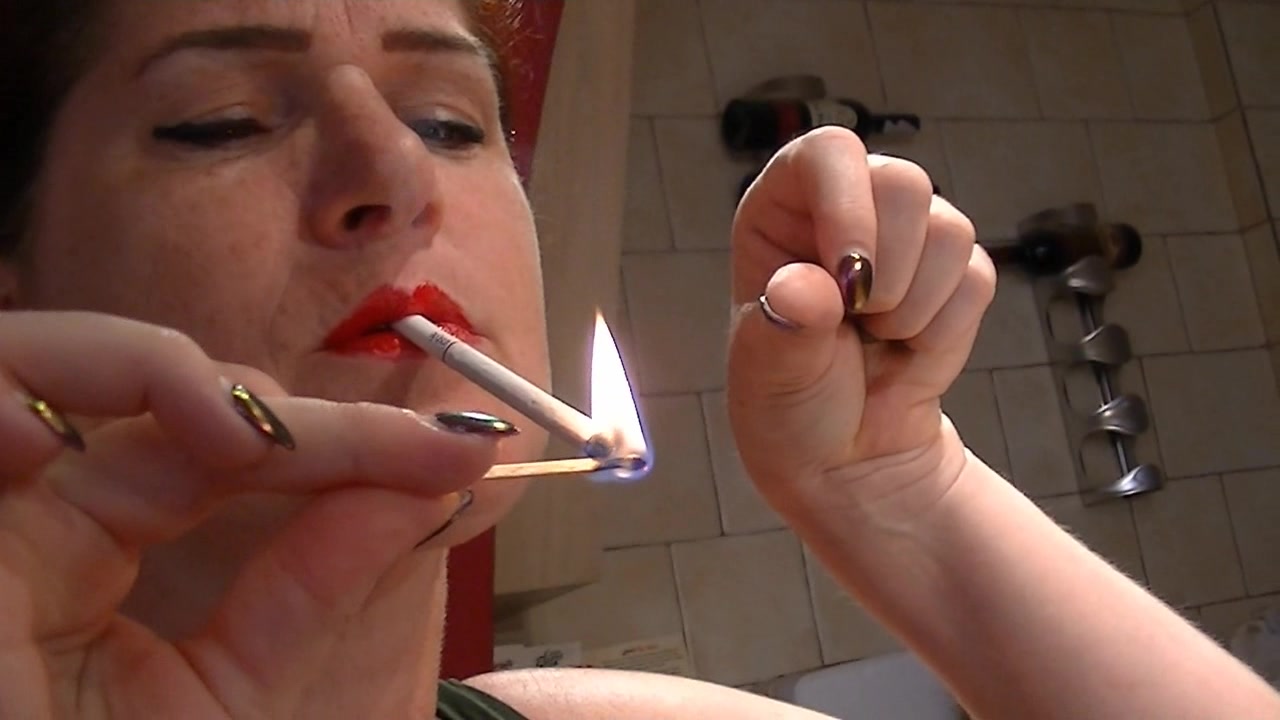 Fetish Rauchen  eine geile Schlampe ahh Rauchen macht mich immer so geil-sieht es nicht richtig ordinär aus..eine geile MILF