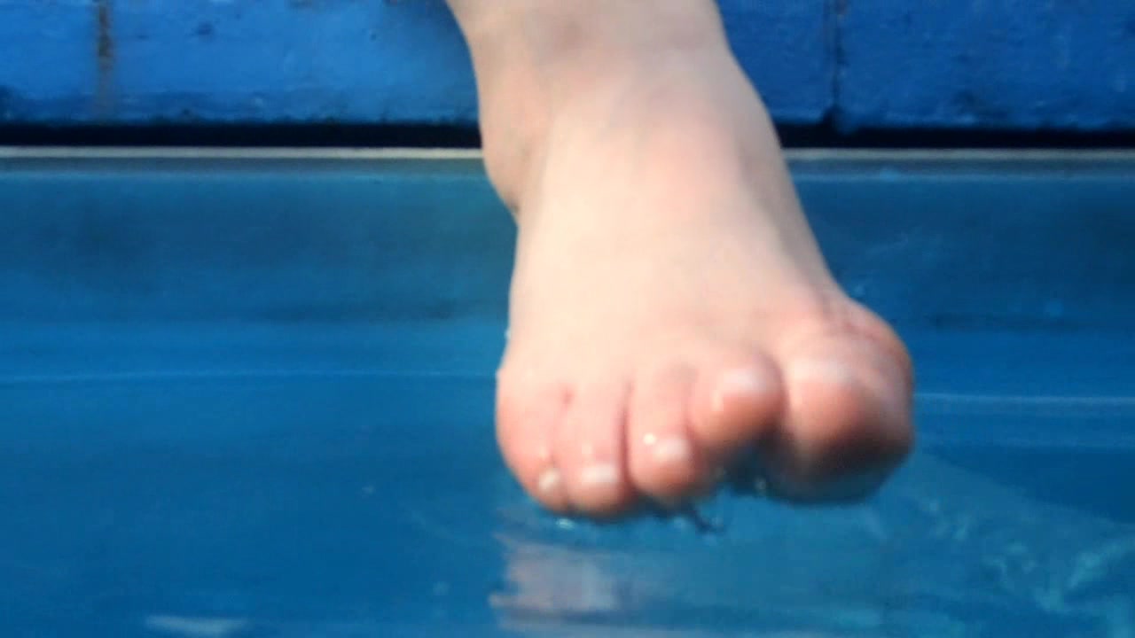 Geil so bin ich über und unter Wasser ich mag es im kühlen Nass zu sein...und mich zu zeigen...oder möchtest DU mir mal den Bikini ausziehen