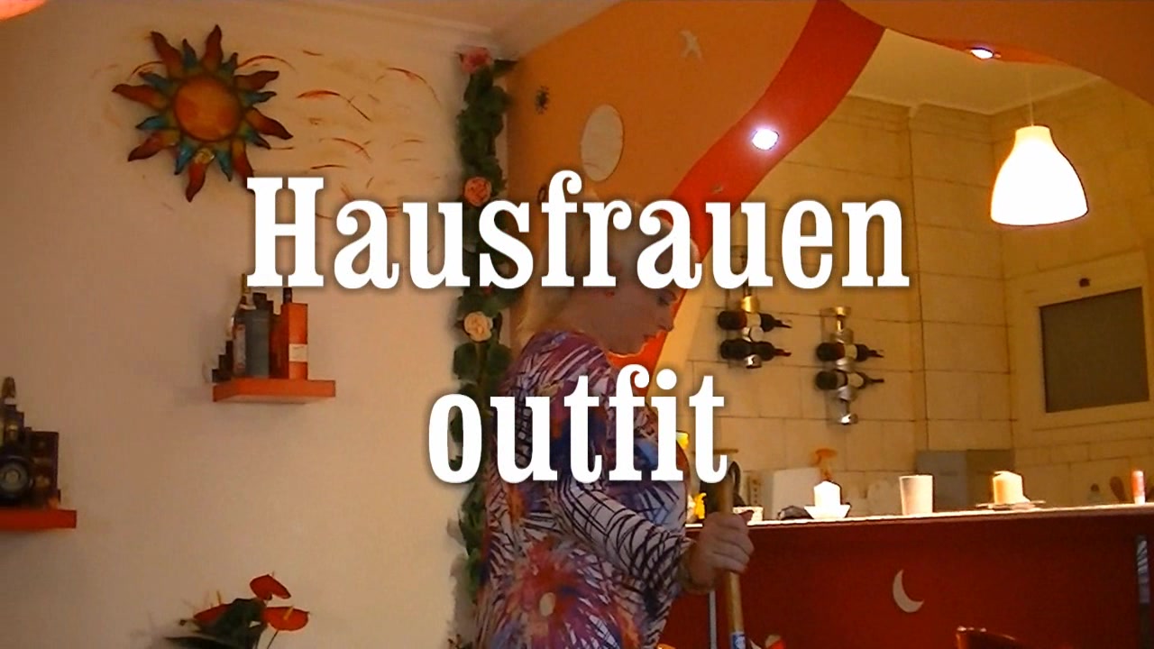 so sehen geile Hausfrauen aus ....  mit Heels und Strapsen...ohne Höschen putzen sie...ein geiler Anblick oder