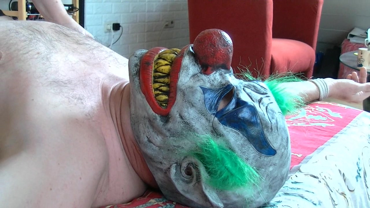 OMG...wie geil er wurde..da mußte ich doch noch seinen Schwanz etwas bearbeiten..mal sehen ob er dabei auch lacht