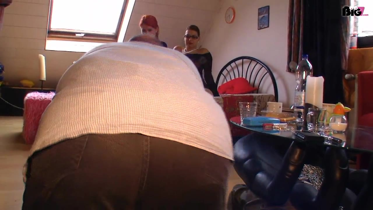 komm...krabbel zu uns...und lecke unsere nassen heißen Fotzen...ohhh...und das tat er auch