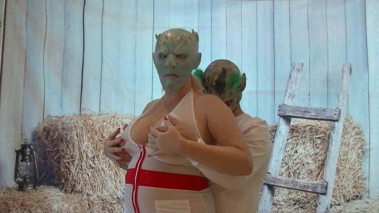 Fantasy Fick magst du auch ausgefallene Fantasy Action...diesmal mit Alien und Horror Clown Maske...komm pack meine Alien Titten aus...und ich hole Deinen Clown Schwanz raus..aber nun weg mit den Maken damit wir es richtig geil treiben können