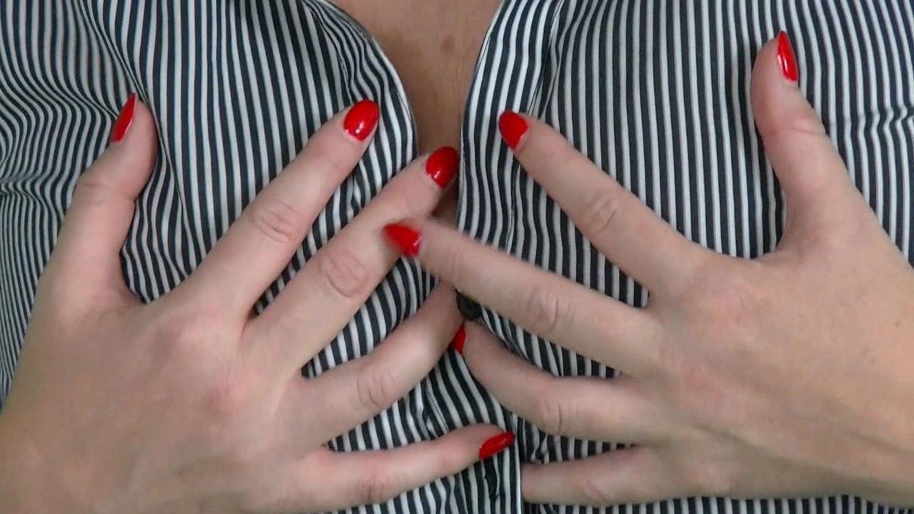 komm...los wichs deinen Schwanz...schau auf meine Titten...sind das nicht pracht Glocken....genau richtig zum massieren und saugen...möchtest Du deinen Schwanz dazwischen legen...rotz sie schön voll