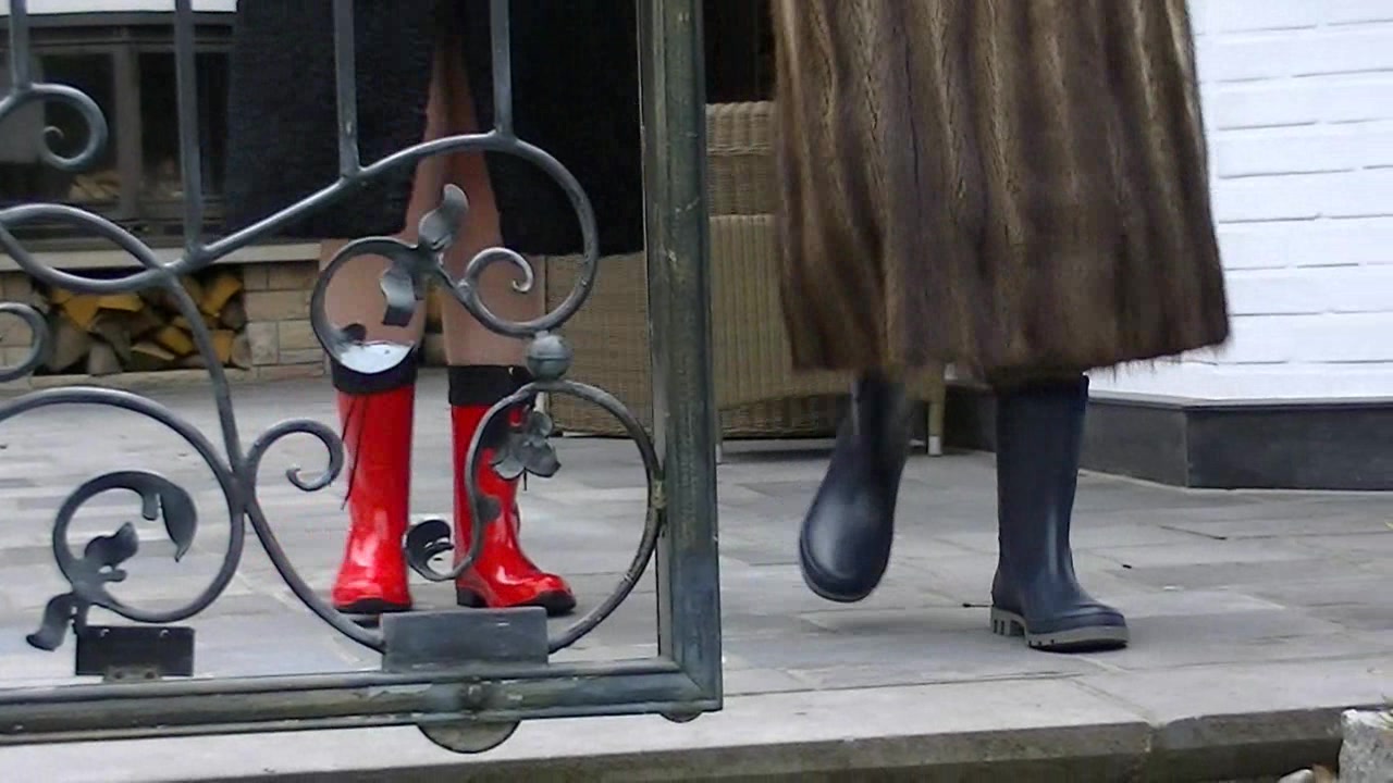 ein geiler Spaziergang mit meiner Freundin....Gummistiefel an und den Pelzmantel..grins darunter nackt....und schon zogen wir den aus um nackt im Pelzmantel die Natur zu geniessen...hihi den Männer hat es wohl gefallen , welchen wir begegnet sind