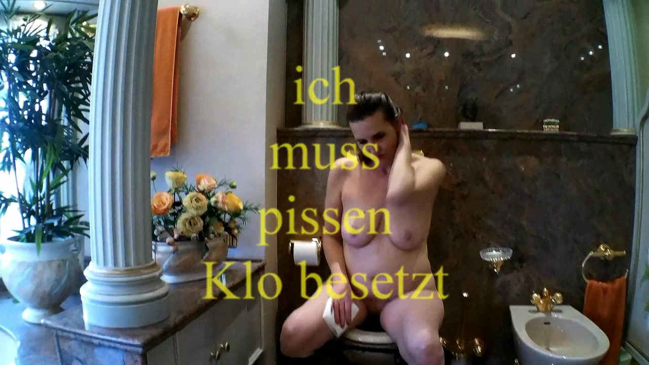 omg..ich muss dringend pissen und die Tussi beeilt sich nicht..sitzt auf dem Klo als wenn es Ihr gehört...dann halt in die grosse Wanne pinkeln...mir jetzt auch egal...und ob sie zuschaut oder nicht...